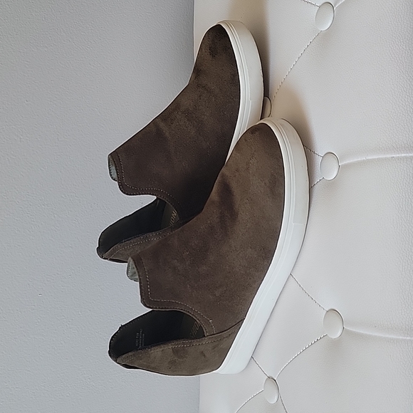 CUSHIONAIRE Women's Hero Hidden Wedge Sneaker Size 8 1/2M - Picture 13 of 15